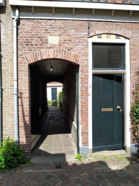 Palen draaien in een overdekte steeg