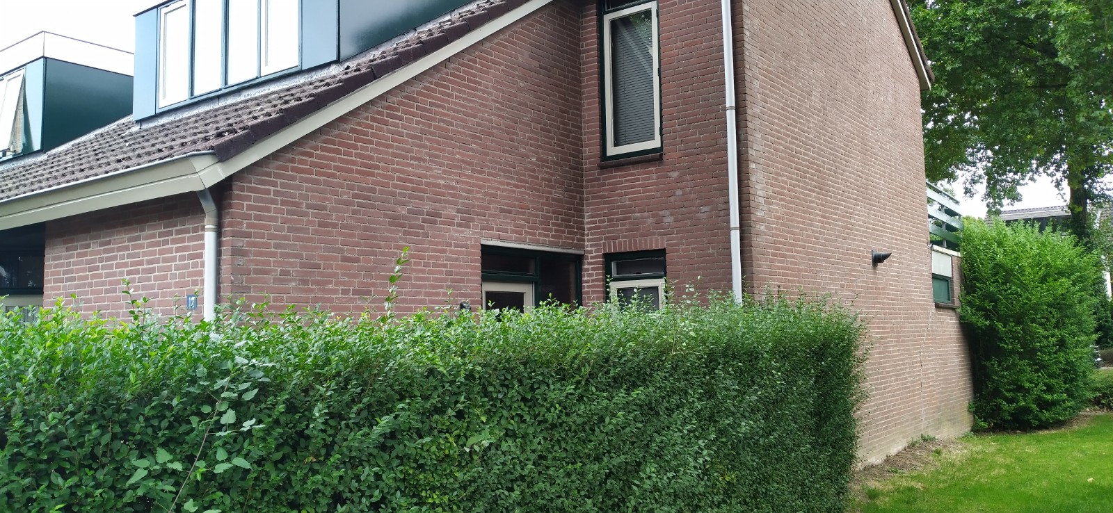 Grote scheur door verzakking aanbouw in Zevenaar