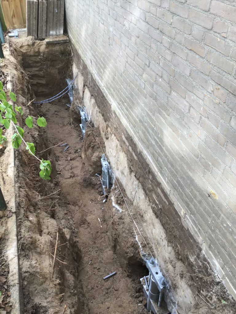 Verzakking eindwoning Bemmel 4 DFH palen in de grond onder de woning