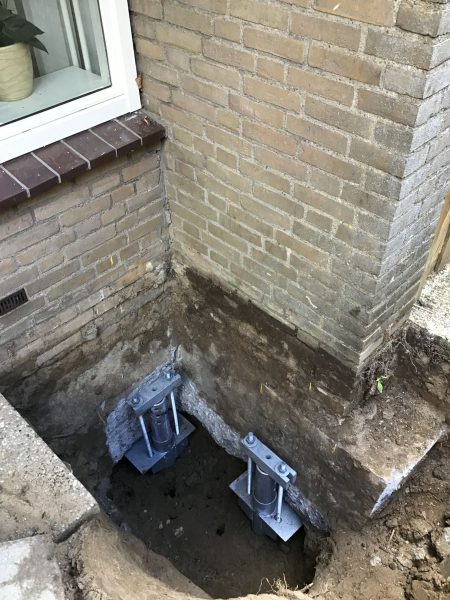 Verzakking eindwoning Bemmel nog twee palen in de grond onder de woning