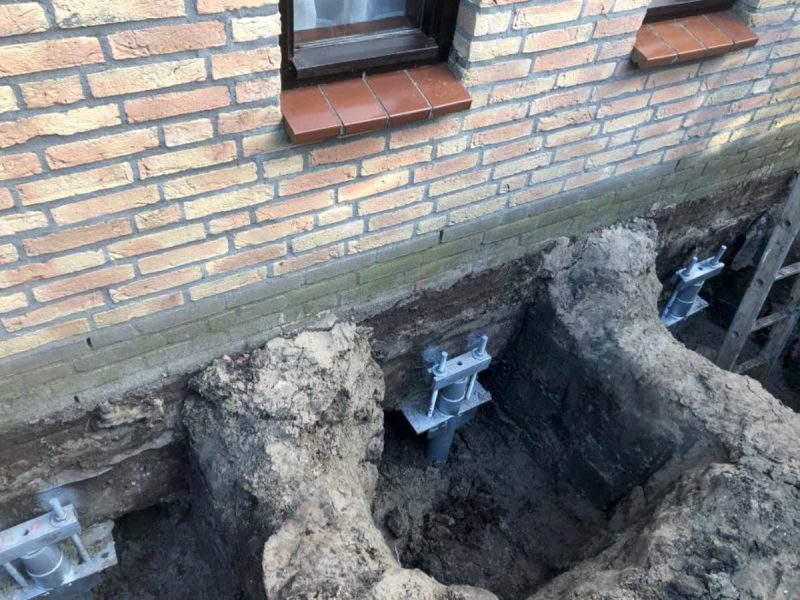 Aanbouw in Nagele zakt van de woning af