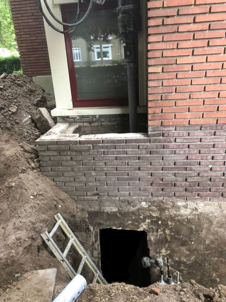 Overzichtsfoto: stukje van het indraaimechanisme, de plantenbak en het gat in de muur