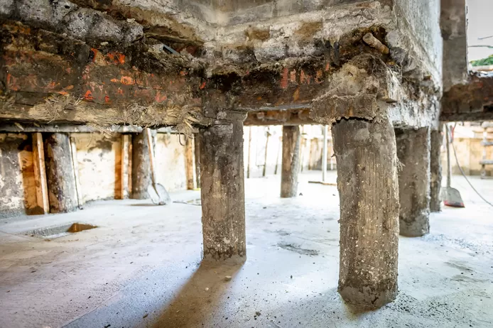 Beton palen die onder de vloer staan