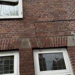 Verzakking gevel in Amstelveen grote scheur boven de ramen