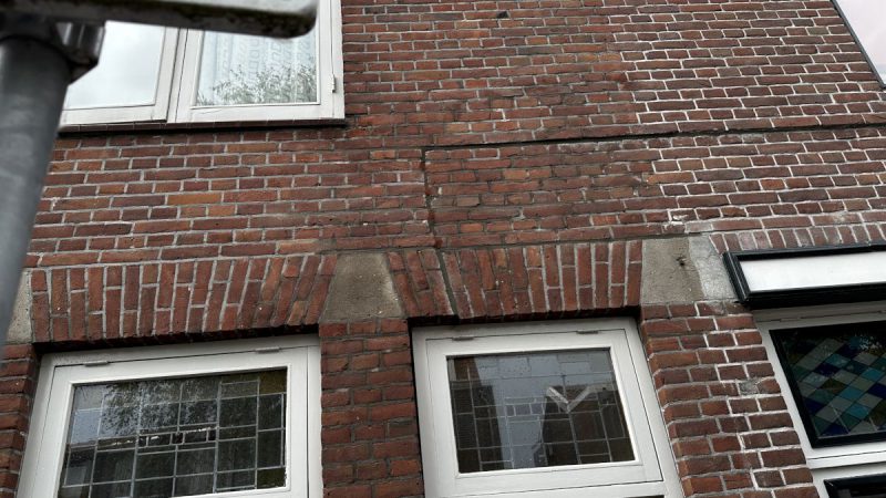 Verzakking gevel in Amstelveen grote scheur boven de ramen