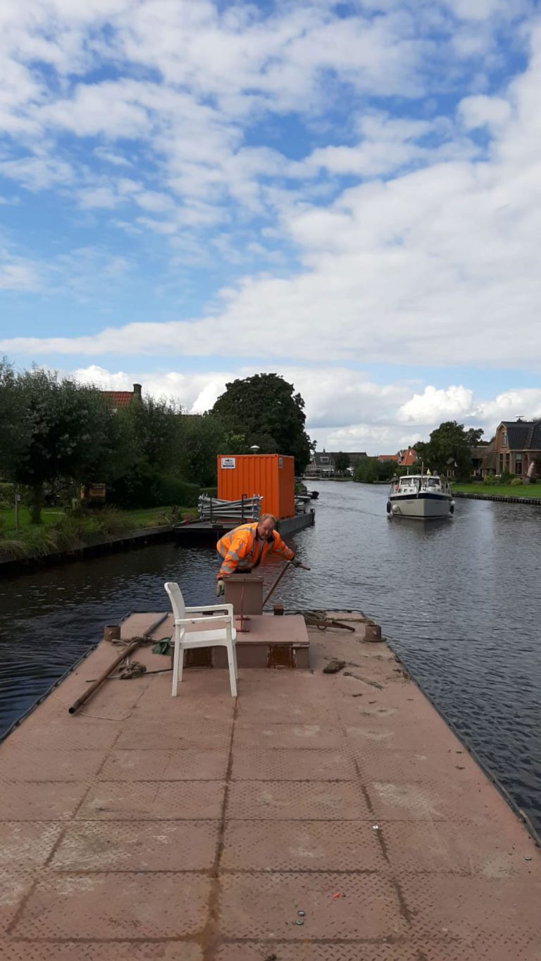 Verzakking woning in Kalenberg aankomen met een boot