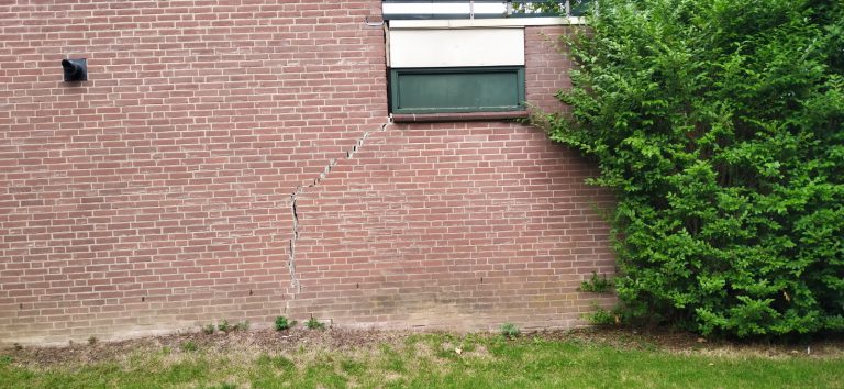 Verzakking zevenaar scheur onder het raam