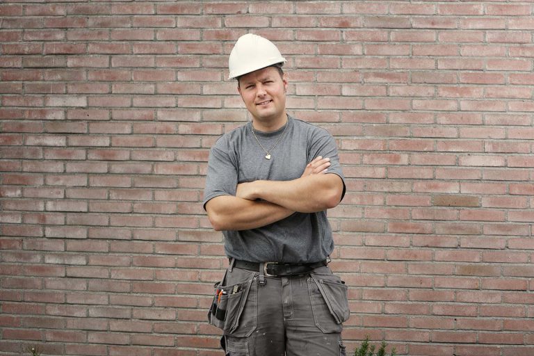 Monteur die werkzaam is bij Duurzaam funderingsherstel