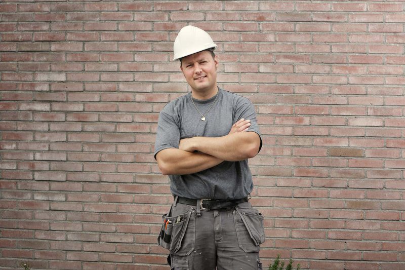 Monteur die werkzaam is bij Duurzaam funderingsherstel